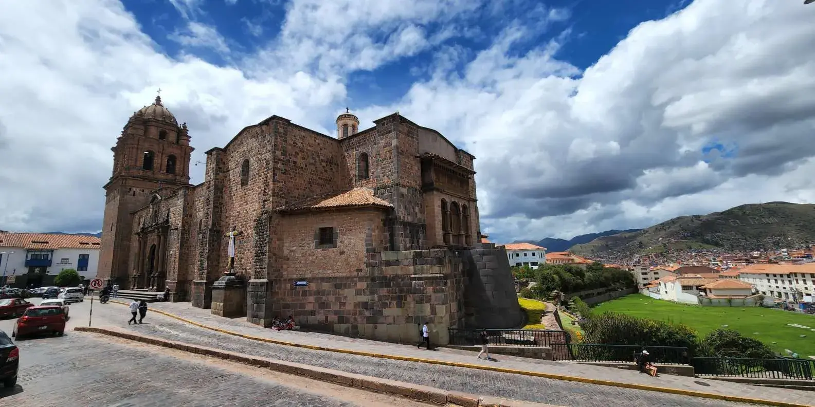 Cusco tours with English guide exploring the historic city