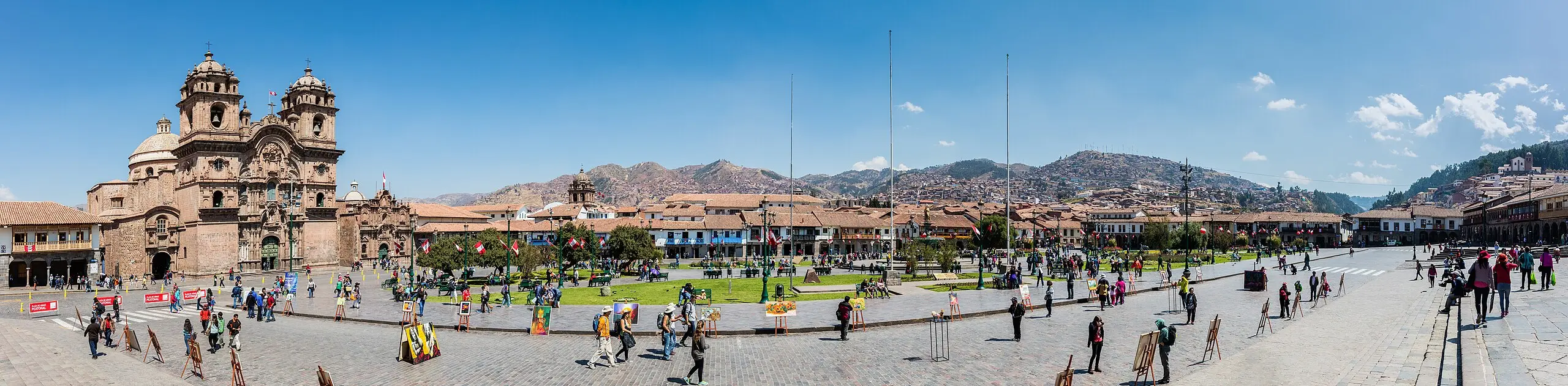 English city tour Cusco guide explaining history