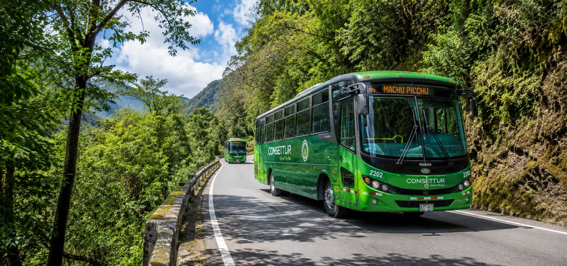 Una foto de los autobuses ecológicos (Consettur) que suben por la carretera Hiram Bingham desde Aguas Calientes hacia la entrada de Machu Picchu.
